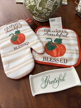 Bundle White Ceramic Tray with Green 'Grateful' Script Accent/Potholder/Oven Mit